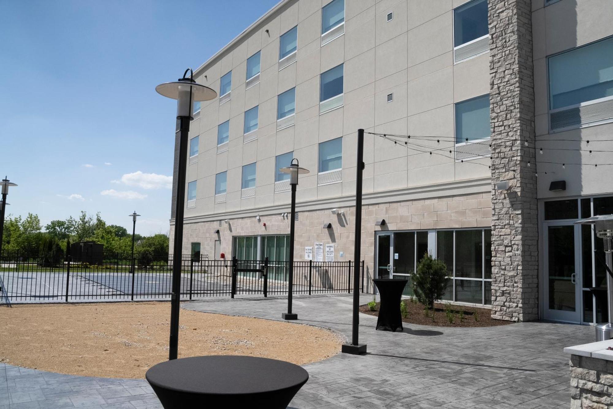 Holiday Inn Express & Suites Chicago Schaumburg By Ihg Exterior photo