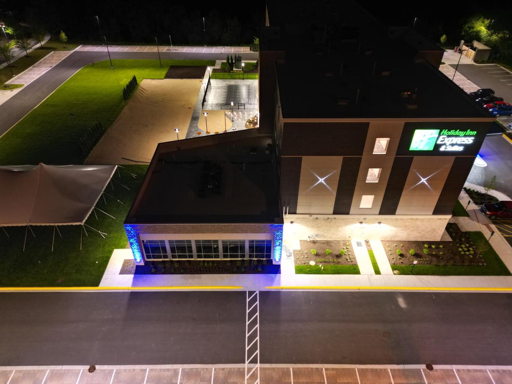 Holiday Inn Express & Suites Chicago Schaumburg By Ihg Exterior photo