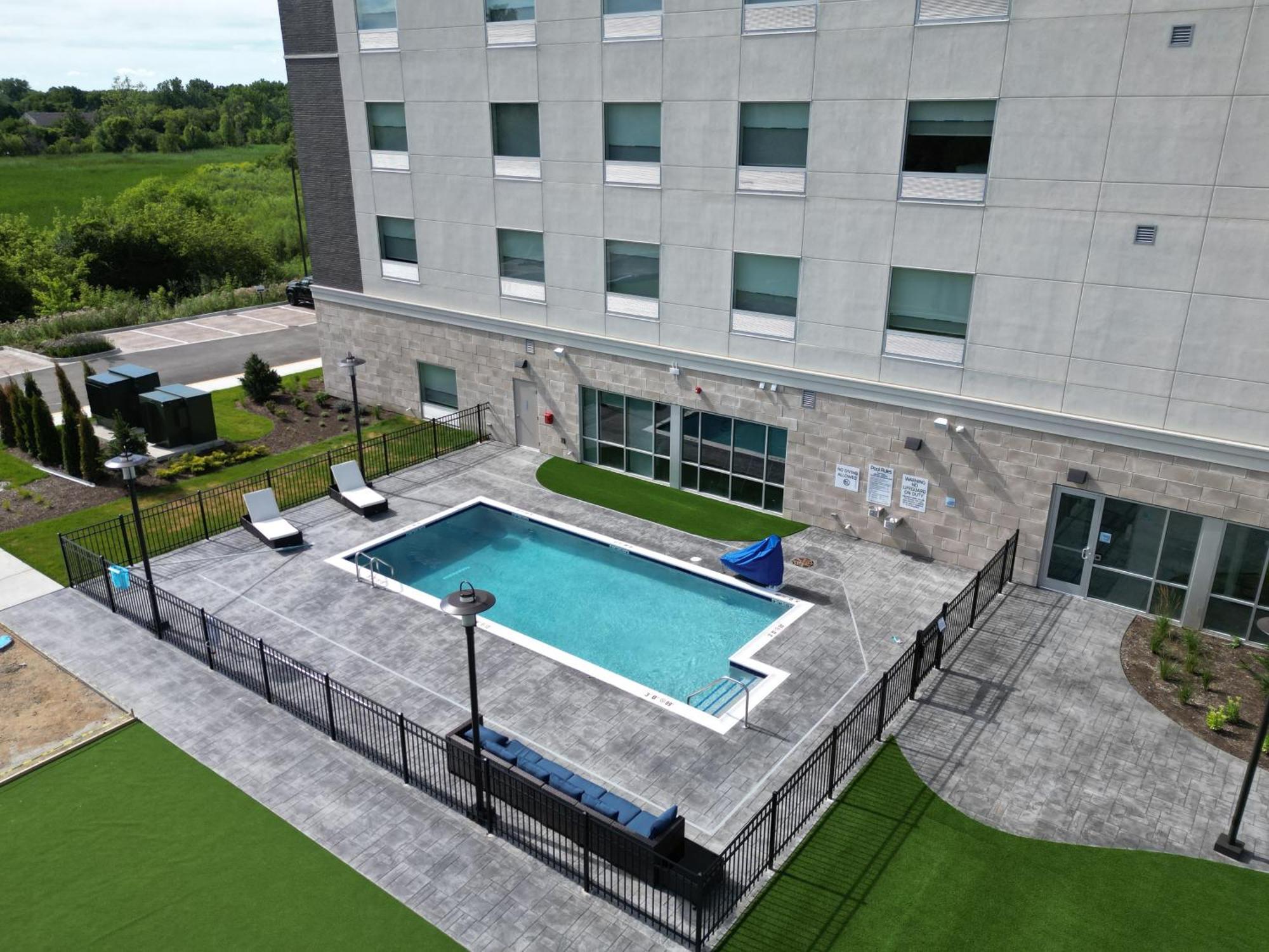 Holiday Inn Express & Suites Chicago Schaumburg By Ihg Exterior photo