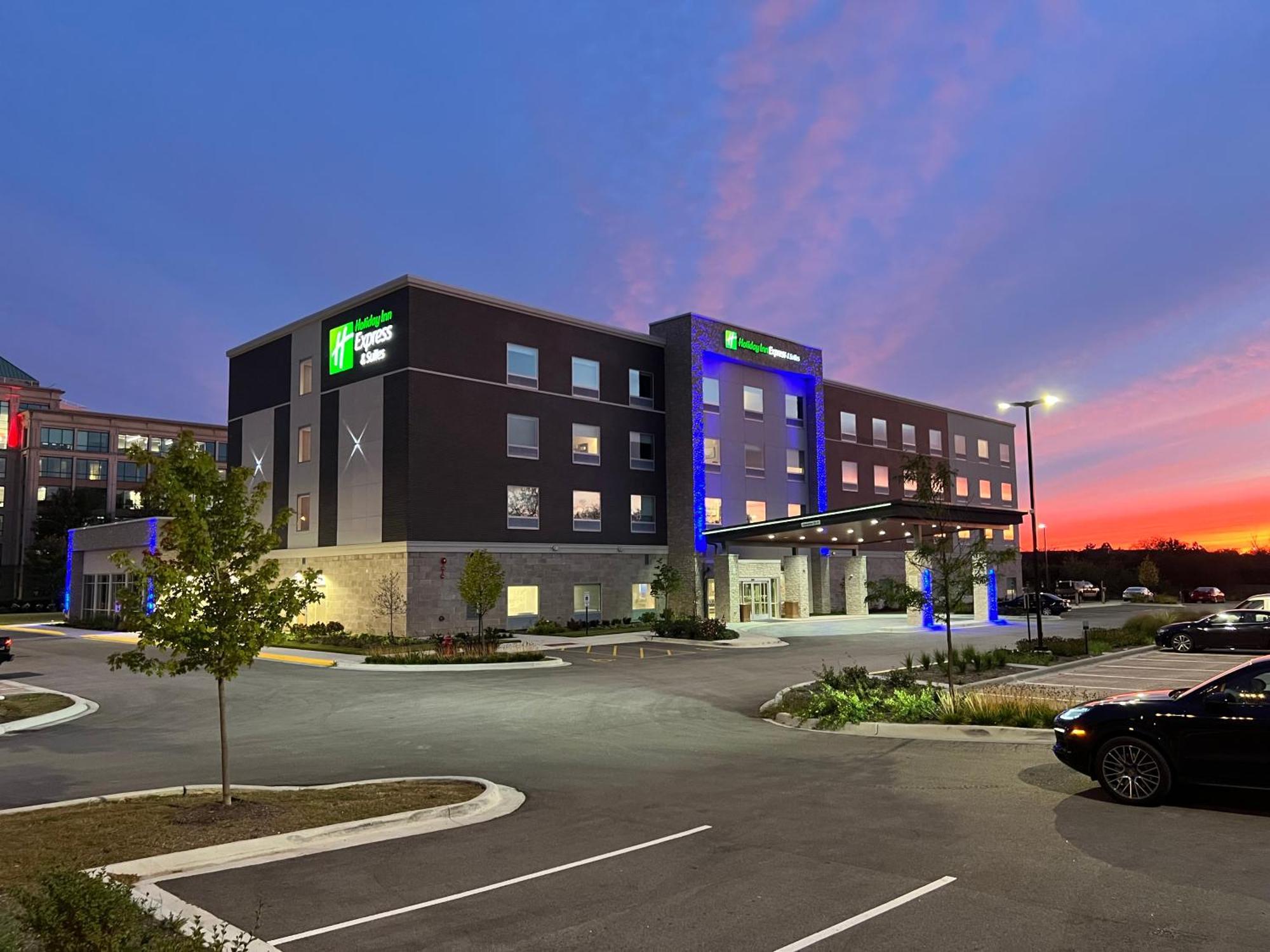 Holiday Inn Express & Suites Chicago Schaumburg By Ihg Exterior photo