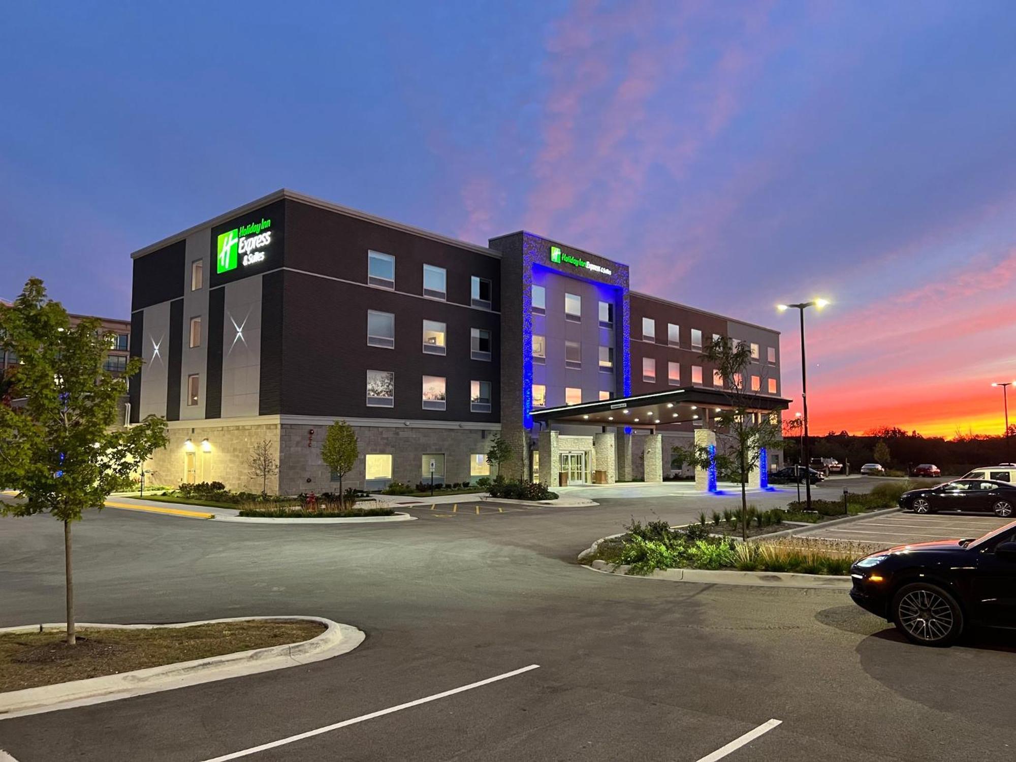 Holiday Inn Express & Suites Chicago Schaumburg By Ihg Exterior photo